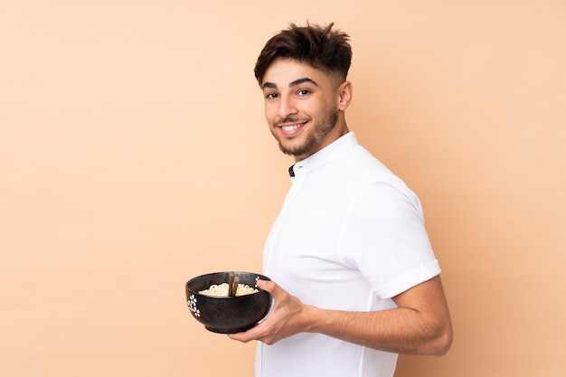 Kucharz trzymający miskę